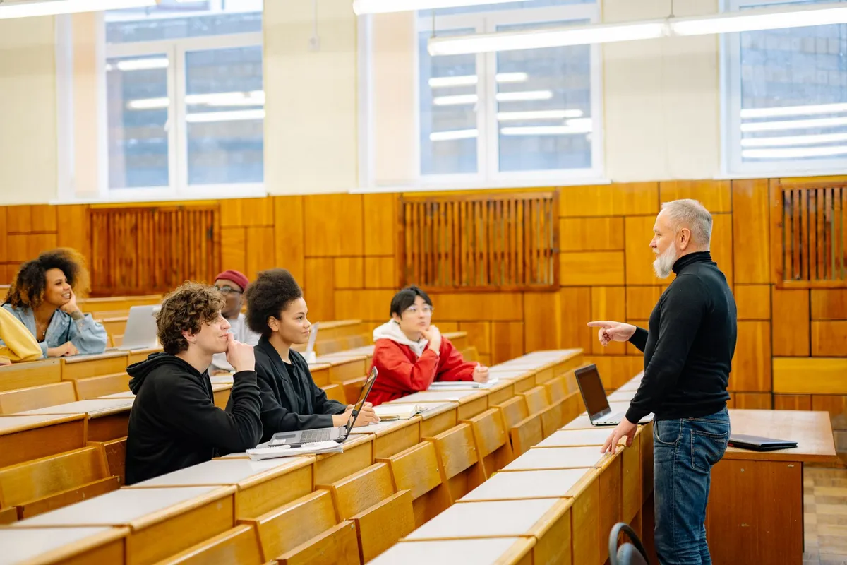 Se former à l'IA à l'université : DU, licences pro, masters et formation continue