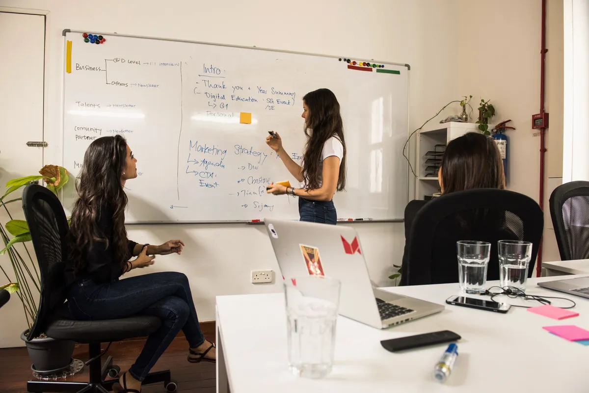 IA, marketing et communication : usages concrets et formations utiles